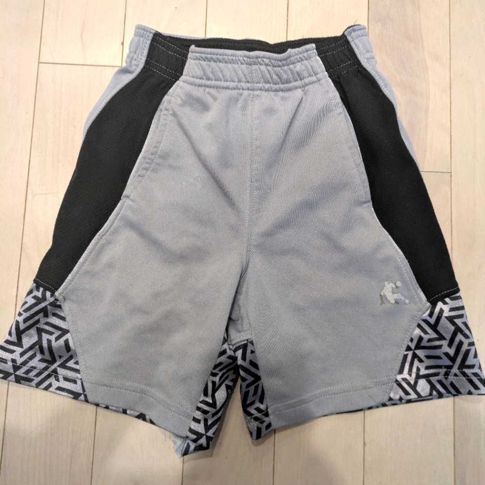 👉10/10$ Gray and Black Patterned Shorts